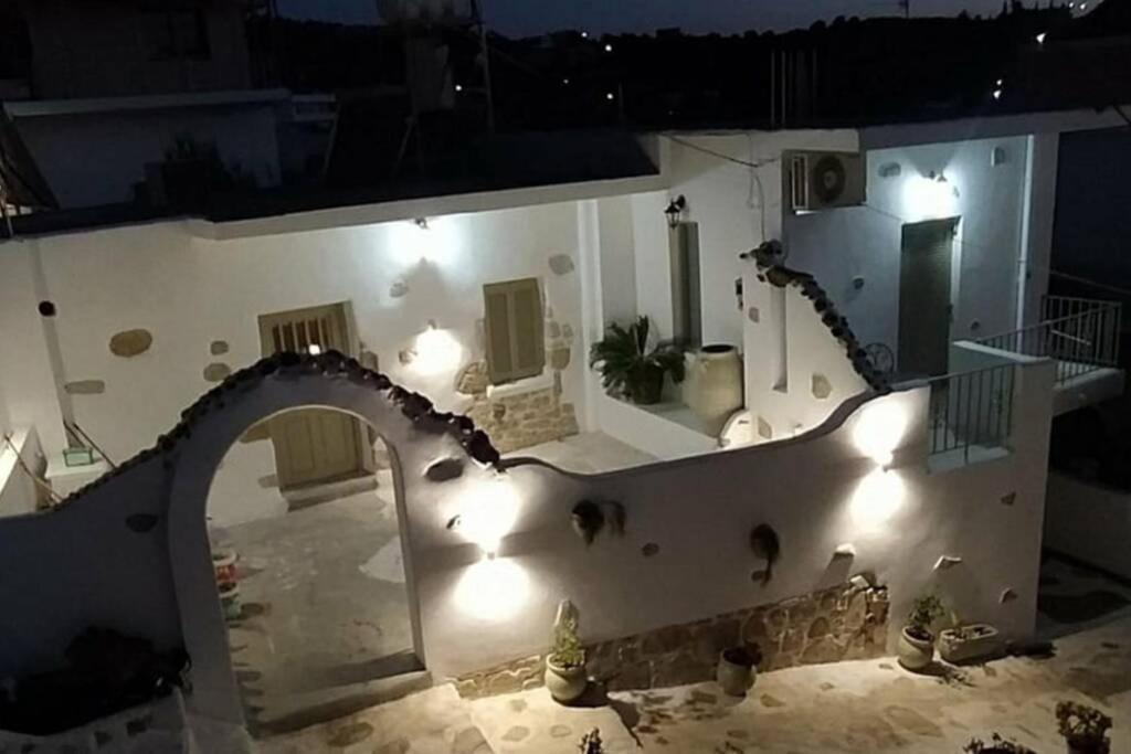 Sonia'S Luxury Apartment With Jacuzzi كاميلاريون المظهر الخارجي الصورة